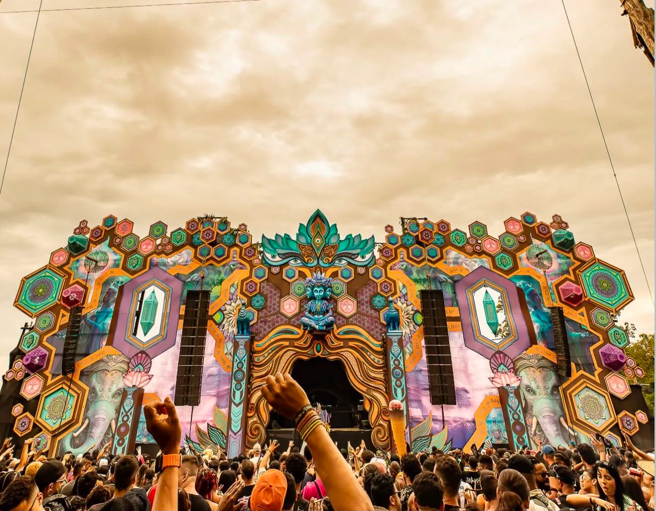 Line array Awake Music em palco de festival com pista cheia