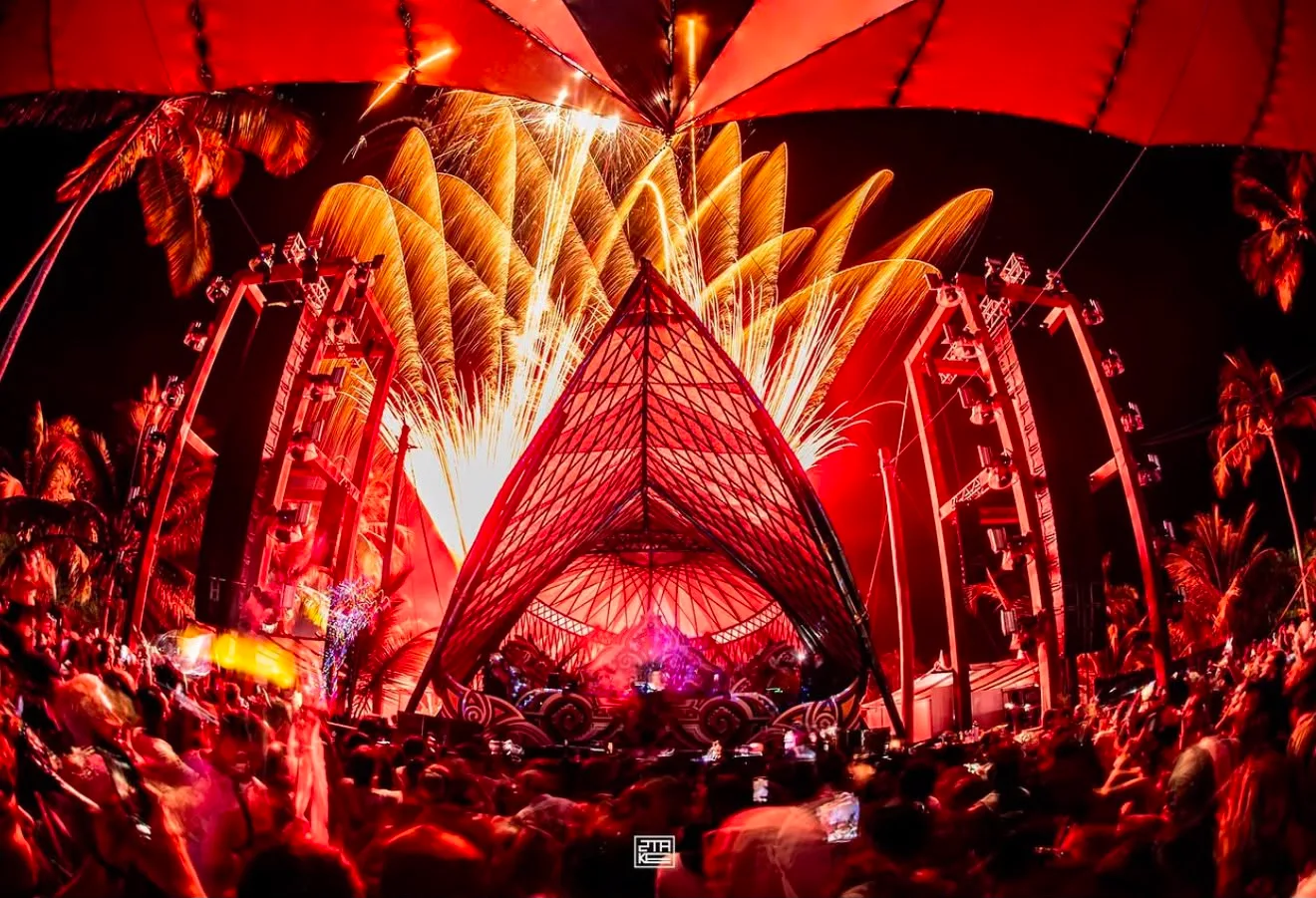 Palco de festa eletrônica com sistema Awake Music