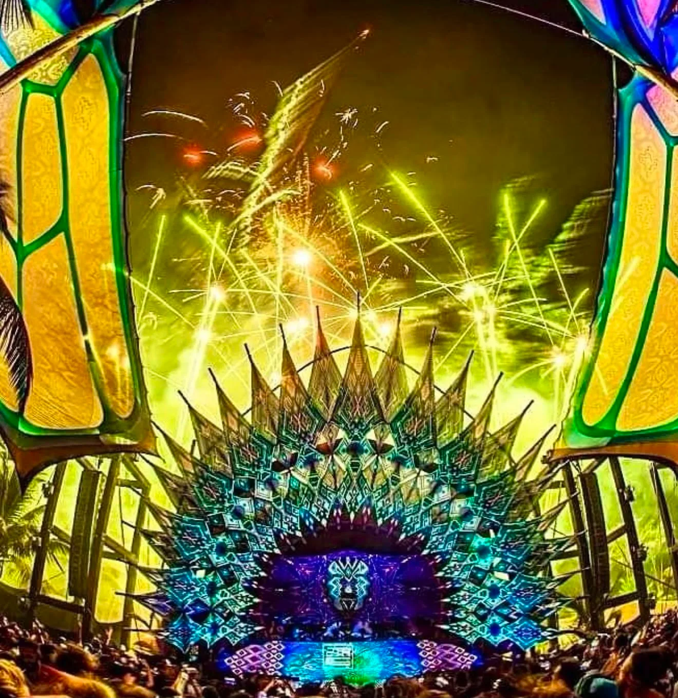 Sistema Awake Music em rave noturna com pirotecnia
